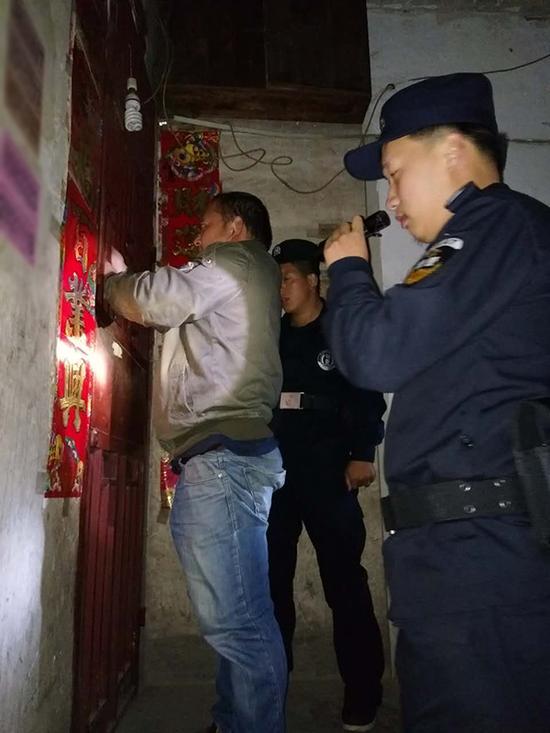 石家庄粗心妈妈误将幼女锁家中 民警全城寻开锁师傅开门